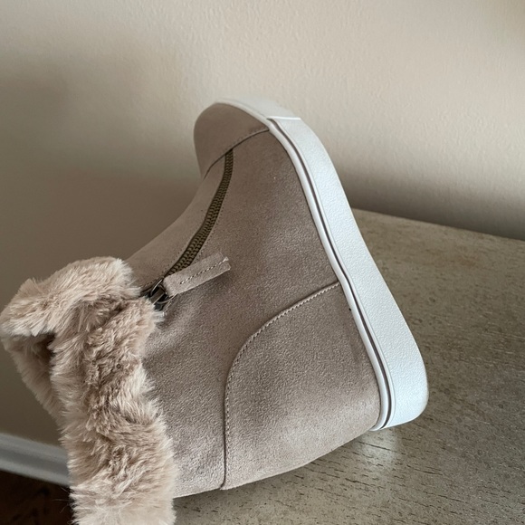 Water-Resistant bootie - Picture 2 of 4